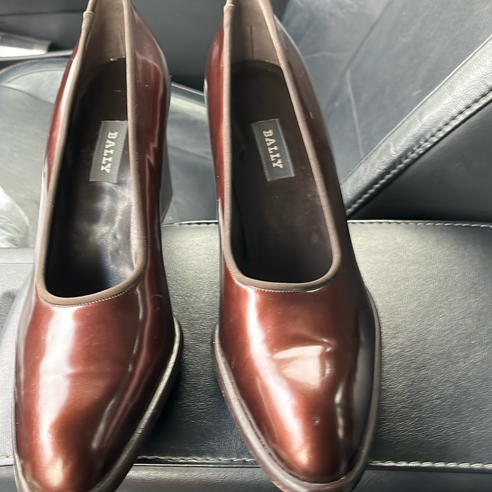 Bally brown patent leather pumps for sale! Don't wait!!